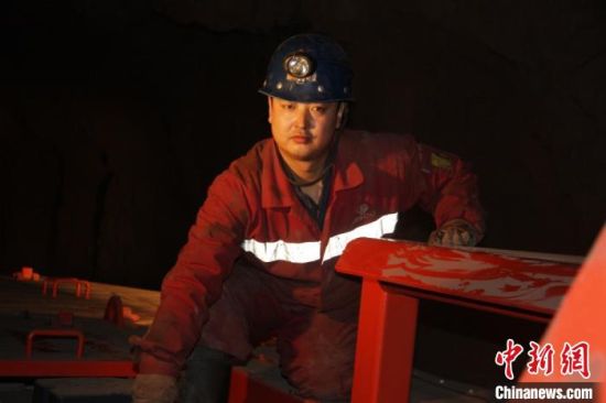 鏡鐵山礦位于祁連山南山山脈中段，是一個(gè)高海拔、高山型井下礦山，空氣稀薄，自然條件惡劣。圖為謝生瑞在礦區(qū)。(資料圖)受訪者供圖